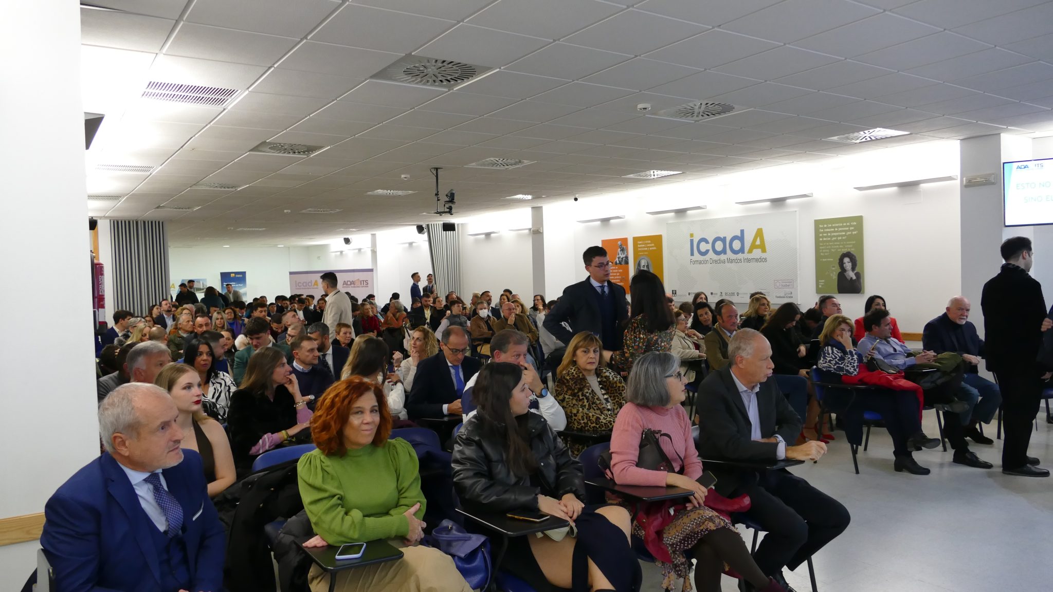 Graduación de Aeronáutica de 21 de diciembre: Alumnos de doble grado de Helicóptero y Avión de Turbina, Aviónica y Avión de turbina, grupo de tarde.